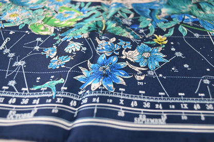 2 darabos selyem sál szett, 53 cm x 53 cm, Világ virágokban, kék és fehér színben, 100% selyem